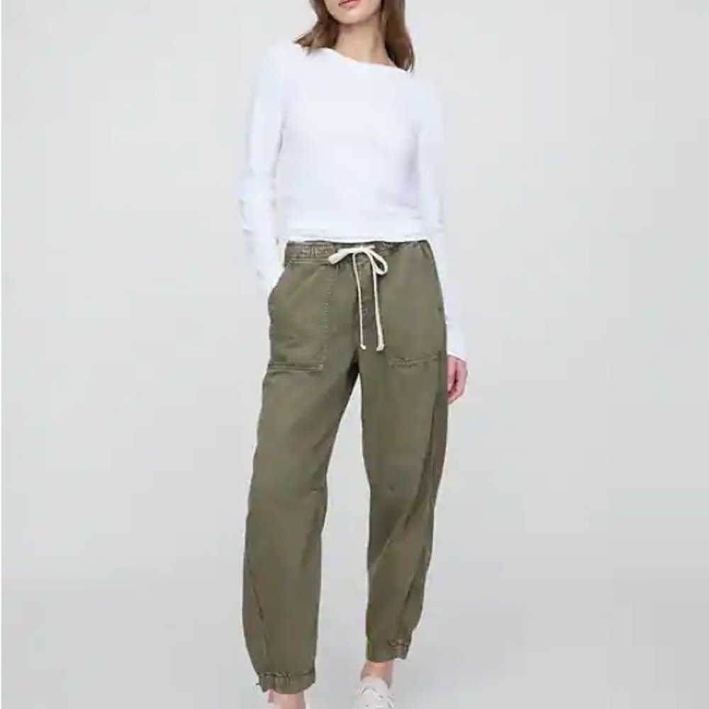GAP Women’s Mid Rise Pull-On Soft Barrel Jeans